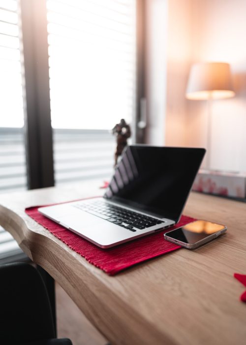 laptop-with-smartphone-working-table