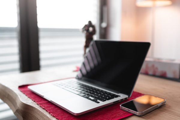 laptop-with-smartphone-working-table
